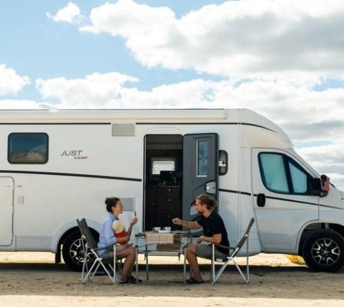 Dethleffs Just Camp: Il Camper che Trasforma Ogni Viaggio in un’Avventura Perfetta