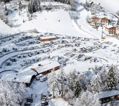 10 Campeggi e Aree di Sosta Camper vicino alle Piste da Sci: Vacanze sulla Neve senza pensieri