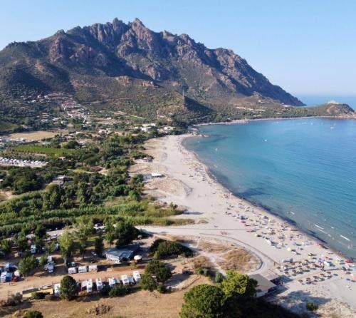 Un’Isola di Tranquillità: Scopri l’Area Sosta Camper Foxmanna in Sardegna