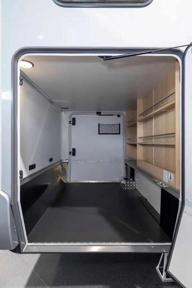 Hymer B Klasse Blackline 9.Jpg