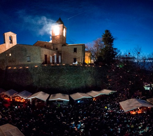 Candele a Candelara: magia natalizia per camperisti nelle Marche